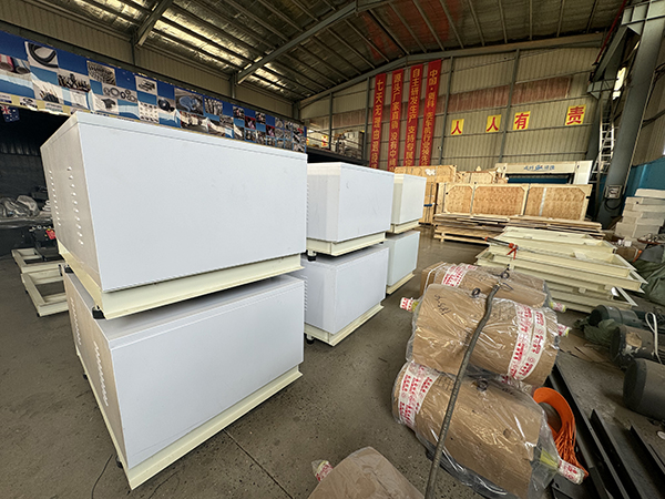 Our L4-100 automatic car wash machine, customized for the Argentine market, is now expertly packed and ready for shipment.